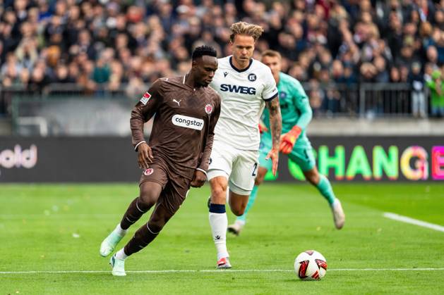 Abdoulie Ceesay (FC St. Pauli, 09) am Ball, Christoph Kobald (Karlsruher SC, 22), GER, FC St. Pauli vs. Karlsruher SC, Fussball, 2. Bundesliga, Spieltag 7, Saison 2026 2027, 11.10.2026 DFL REGULATIONS PROHIBIT ANY USE OF PHOTOGRAPHS AS IMAGE SEQUENCES AND OR QUASI-VIDEO GER, FC St. Pauli vs. Karlsruher SC, Fussball, 2. Bundesliga, Spieltag 7, Saison 2026 2027, 11.10.2026 Hamburg Copyright: xEibner-Pressefoto MaxxVincenx EP_MVN