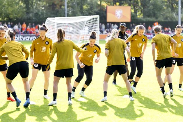 ZEIST - Dominique Janssen and Sophie Proost during a training session of the Dutch women s football team in preparation for the World Cup qualifying match against Hungary. SANDER KONING ANP xVIxANPxSportx xxANPxIVx 572122892 originalFilename: 572122892.jpg