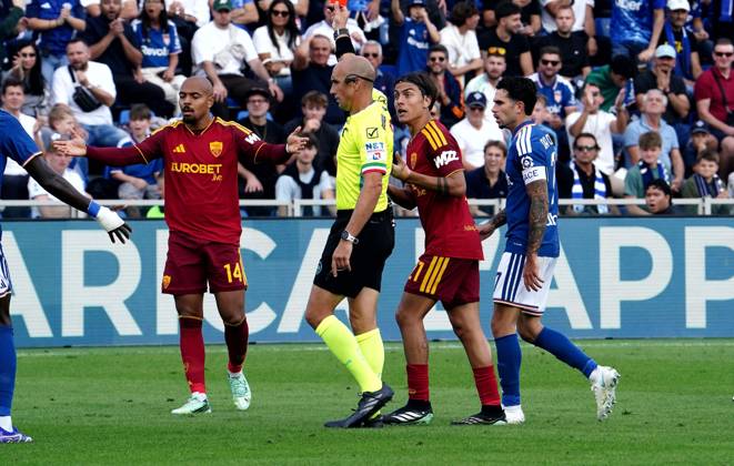 Foto IPP Albano Angilletta Como 11 10 2026 Calcio Campionato di serie A 2026 2027 Como - Roma nella foto: Donyell Malen viene espulso Italy Photo Press World Copyright italy ITALY  Copyright: xR4924_italyphotopressx