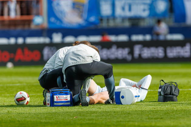 Joel Grodowski (DSC Arminia Bielefeld) wird behandelt waehrend des Spiels der 2. Bundesliga zwischen VfL Bochum und Arminia Bielefeld, Ruhrstadion am 11. October 2026 in Bochum, Deutschland. (Foto von Mario Hommes DeFodi Images) +++ Joel Grodowski (DSC Arminia Bielefeld) receives medical treatment during the 2nd Bundesliga match between VfL Bochum and Arminia Bielefeld at Vonovia Ruhrstadion on October 11, 2026 in Bochum, Germany. (Photo by Mario Hommes DeFodi Images) DFB DFL REGULATIONS PROHIBIT ANY USE OF PHOTOGRAPHS AS IMAGE SEQUENCES AND OR QUASI-VIDEO. (Photo by Mario Hommes DeFodi Images) -