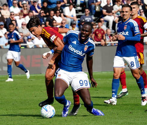 Foto IPP Albano Angilletta Como 11 10 2026 Calcio Campionato di serie A 2026 2027 Como - Roma nella foto: Paulo Dybala e Trevoh Chalobah Italy Photo Press World Copyright italy ITALY  Copyright: xR4924_italyphotopressx