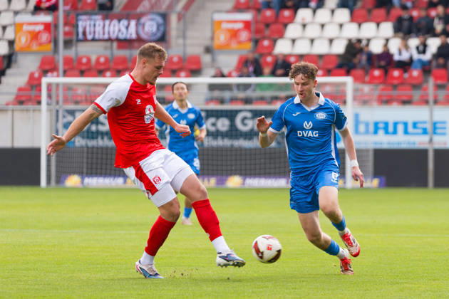 Vin Kastull (HFC, 27), Luis Pohlenz (RSV, 8), Hallescher FC vs. RSV Eintracht 1949, Fussball, Regionalliga Nordost, 12. Spieltag, Saison 2026 27, 11.10.2026 Halle Leuna Chemie Stadion ST Deutschland
