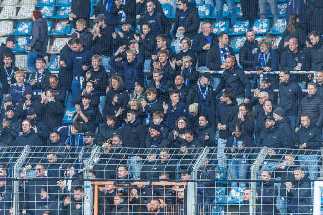. Fans von DSC Arminia Bielefeld waehrend des Spiels der 2. Bundesliga zwischen VfL Bochum und Arminia Bielefeld, Ruhrstadion am 11. October 2026 in Bochum, Deutschland. (Foto von Mario Hommes DeFodi Images) +++ . Supporters of Arminia Bielefeld during the 2nd Bundesliga match between VfL Bochum and Arminia Bielefeld at Vonovia Ruhrstadion on October 11, 2026 in Bochum, Germany. (Photo by Mario Hommes DeFodi Images) DFB DFL REGULATIONS PROHIBIT ANY USE OF PHOTOGRAPHS AS IMAGE SEQUENCES AND OR QUASI-VIDEO. (Photo by Mario Hommes DeFodi Images) -