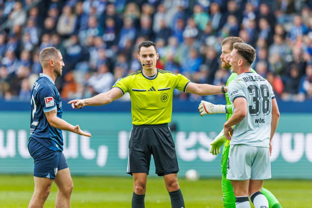 Maximilian Wittek (VfL Bochum), Schiedsrichter Konrad Oldhafer und Marius Woerl (DSC Arminia Bielefeld) diskutieren waehrend des Spiels der 2. Bundesliga zwischen VfL Bochum und Arminia Bielefeld, Ruhrstadion am 11. October 2026 in Bochum, Deutschland. (Foto von Mario Hommes DeFodi Images) +++ Maximilian Wittek (VfL Bochum), Schiedsrichter Konrad Oldhafer und Marius Woerl (DSC Arminia Bielefeld) discusses during the 2nd Bundesliga match between VfL Bochum and Arminia Bielefeld at Vonovia Ruhrstadion on October 11, 2026 in Bochum, Germany. (Photo by Mario Hommes DeFodi Images) DFB DFL REGULATIONS PROHIBIT ANY USE OF PHOTOGRAPHS AS IMAGE SEQUENCES AND OR QUASI-VIDEO. (Photo by Mario Hommes DeFodi Images) -