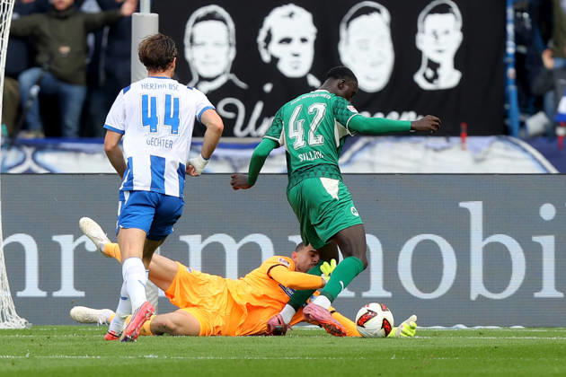11.10.2026, xtgx, Fussball 2.Bundesliga, Hertha BSC Berlin - SpVgg Greuther Fuerth v.l. Linus Gechter (Hertha BSC Berlin) Marius Gersbeck (Hertha BSC Berlin) Omar Sillah (Greuther Fürth Fuerth) Zweikampf, Aktion, action, battle for the ball (DFL DFB REGULATIONS PROHIBIT ANY USE OF PHOTOGRAPHS as IMAGE SEQUENCES and or QUASI-VIDEO) Berlin