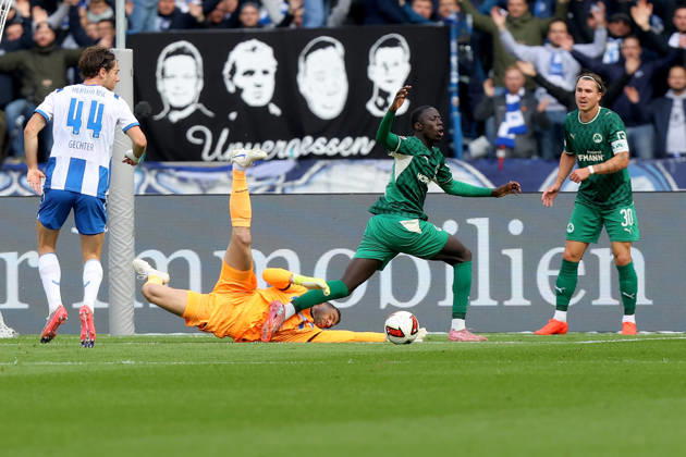 11.10.2026, xtgx, Fussball 2.Bundesliga, Hertha BSC Berlin - SpVgg Greuther Fuerth v.l. Linus Gechter (Hertha BSC Berlin) Marius Gersbeck (Hertha BSC Berlin) Omar Sillah (Greuther Fürth Fuerth) Zweikampf, Aktion, action, battle for the ball (DFL DFB REGULATIONS PROHIBIT ANY USE OF PHOTOGRAPHS as IMAGE SEQUENCES and or QUASI-VIDEO) Berlin