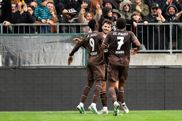 Tor zum 1:0 Abdoulie Ceesay (FC St. Pauli, 09) jubelt Jubel mit Connor Metcalfe (FC St. Pauli, 24) und Youssoupha Niang (FC St. Pauli, 07), GER, FC St. Pauli vs. Karlsruher SC, Fussball, 2. Bundesliga, Spieltag 7, Saison 2026 2027, 11.10.2026 DFL REGULATIONS PROHIBIT ANY USE OF PHOTOGRAPHS AS IMAGE SEQUENCES AND OR QUASI-VIDEO GER, FC St. Pauli vs. Karlsruher SC, Fussball, 2. Bundesliga, Spieltag 7, Saison 2026 2027, 11.10.2026 Hamburg Copyright: xEibner-Pressefoto MaxxVincenx EP_MVN