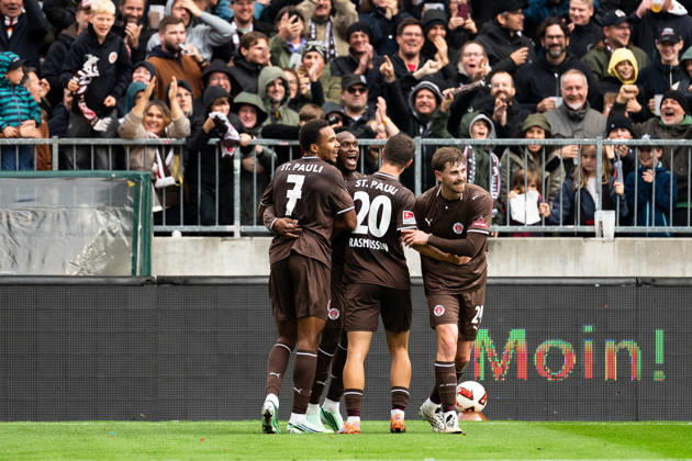 Tor zum 1:0 Abdoulie Ceesay (FC St. Pauli, 09) jubelt Jubel mit Youssoupha Niang (FC St. Pauli, 07), Mathias Rasmussen (FC St. Pauli, 20) und Connor Metcalfe (FC St. Pauli, 24), GER, FC St. Pauli vs. Karlsruher SC, Fussball, 2. Bundesliga, Spieltag 7, Saison 2026 2027, 11.10.2026 DFL REGULATIONS PROHIBIT ANY USE OF PHOTOGRAPHS AS IMAGE SEQUENCES AND OR QUASI-VIDEO GER, FC St. Pauli vs. Karlsruher SC, Fussball, 2. Bundesliga, Spieltag 7, Saison 2026 2027, 11.10.2026 Hamburg Copyright: xEibner-Pressefoto MaxxVincenx EP_MVN