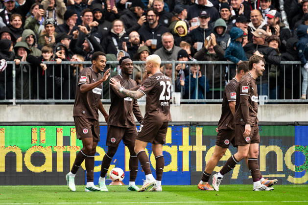 Tor zum 1:0 Abdoulie Ceesay (FC St. Pauli, 09) jubelt Jubel mit Youssoupha Niang (FC St. Pauli, 07), Louis Oppie (FC St. Pauli, 23) und Connor Metcalfe (FC St. Pauli, 24), GER, FC St. Pauli vs. Karlsruher SC, Fussball, 2. Bundesliga, Spieltag 7, Saison 2026 2027, 11.10.2026 DFL REGULATIONS PROHIBIT ANY USE OF PHOTOGRAPHS AS IMAGE SEQUENCES AND OR QUASI-VIDEO GER, FC St. Pauli vs. Karlsruher SC, Fussball, 2. Bundesliga, Spieltag 7, Saison 2026 2027, 11.10.2026 Hamburg Copyright: xEibner-Pressefoto MaxxVincenx EP_MVN