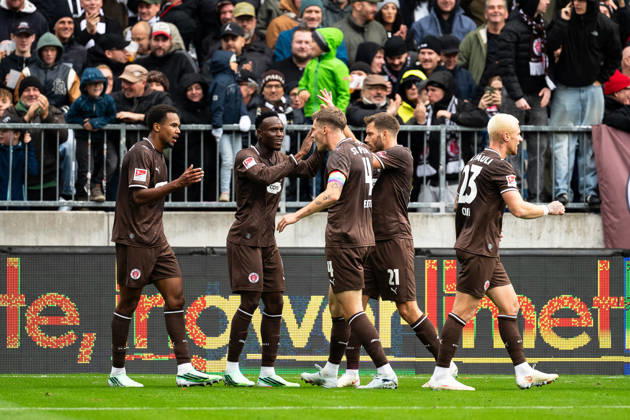 Tor zum 1:0 Abdoulie Ceesay (FC St. Pauli, 09) jubelt Jubel mit Youssoupha Niang (FC St. Pauli, 07), David Nemeth (FC St. Pauli, 04), Lars Ritzka (FC St. Pauli, 21) und Louis Oppie (FC St. Pauli, 23), GER, FC St. Pauli vs. Karlsruher SC, Fussball, 2. Bundesliga, Spieltag 7, Saison 2026 2027, 11.10.2026 DFL REGULATIONS PROHIBIT ANY USE OF PHOTOGRAPHS AS IMAGE SEQUENCES AND OR QUASI-VIDEO GER, FC St. Pauli vs. Karlsruher SC, Fussball, 2. Bundesliga, Spieltag 7, Saison 2026 2027, 11.10.2026 Hamburg Copyright: xEibner-Pressefoto MaxxVincenx EP_MVN