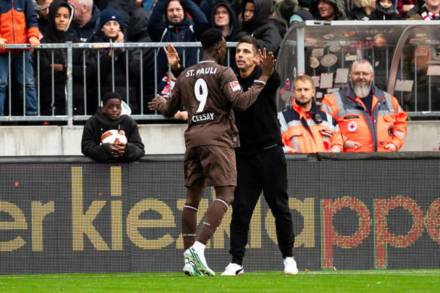 Tor zum 1:0 Abdoulie Ceesay (FC St. Pauli, 09) jubelt Jubel mit Marcel Rapp (FC St. Pauli, Trainer), GER, FC St. Pauli vs. Karlsruher SC, Fussball, 2. Bundesliga, Spieltag 7, Saison 2026 2027, 11.10.2026 DFL REGULATIONS PROHIBIT ANY USE OF PHOTOGRAPHS AS IMAGE SEQUENCES AND OR QUASI-VIDEO GER, FC St. Pauli vs. Karlsruher SC, Fussball, 2. Bundesliga, Spieltag 7, Saison 2026 2027, 11.10.2026 Hamburg Copyright: xEibner-Pressefoto MaxxVincenx EP_MVN
