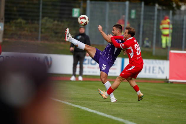 links Patrick Kapp (Aue) gegen Felix Heim (Greifswald) ; GER, Greifswalder FC vs. FC Erzgebirge Aue, Fußball, Männer, Regionalliga Nordost, 12.Spieltag, Spielzeit 2026 2027, 11.10.2026 Greifswald Volksstadion Mecklenburg - Vorpommern Deutschland