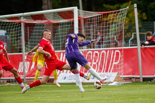 links Lukas Walchhütter (Greifswald) gegen Marcel Bär (Aue) ; GER, Greifswalder FC vs. FC Erzgebirge Aue, Fußball, Männer, Regionalliga Nordost, 12.Spieltag, Spielzeit 2026 2027, 11.10.2026 Greifswald Volksstadion Mecklenburg - Vorpommern Deutschland