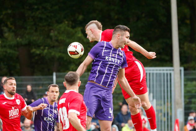 vorn Daniel Fisl (Aue) gegen Lukas Walchhütter (Greifswald) ; GER, Greifswalder FC vs. FC Erzgebirge Aue, Fußball, Männer, Regionalliga Nordost, 12.Spieltag, Spielzeit 2026 2027, 11.10.2026 Greifswald Volksstadion Mecklenburg - Vorpommern Deutschland
