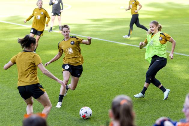 ZEIST - Isa Kardinaal and Sophie Proost during a training session of the Dutch women s football team in preparation for the World Cup qualifying match against Hungary. SANDER KONING ANP xVIxANPxSportx xxANPxIVx 572123538 originalFilename: 572123538.jpg
