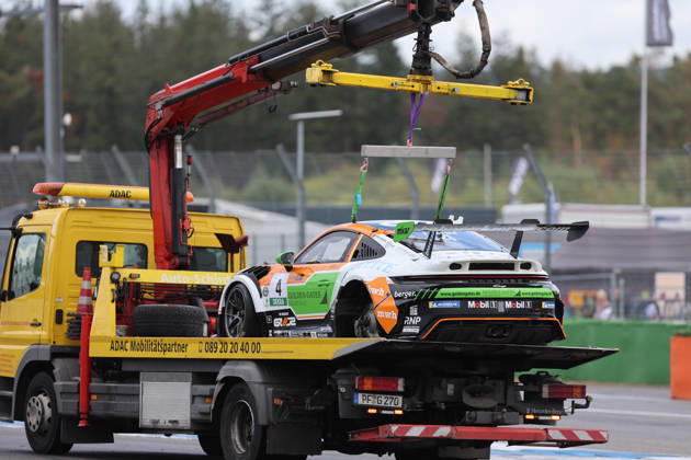 Hockenheim, Deutschland 09.- 11. Oktober 2026: Porsche Sixt Carrera Cup Deutschland - 2026 - Saisonfinale - Hockenheimring - Sonntag Rennen 2 Im Bild: Jonas Greif (GER 4) Auto wird abgeschleppt, Reifen verloren Hockenheimring Baden Württemberg Copyright: xFotostandx xFWMEDIAx