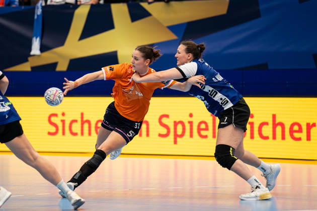 HSG Blomberg-Lippe (GER) vs. Odense Handbold (DEN), Handball, EHF Champions League Women, Gruppenphase, 11.10.2026, Saision 2026 2027, Lemgo Mie Enggrob Hojlund (Odense Handbold, 32) im Zweikampf Lemgo Phoenix Contact Arena Deutschland