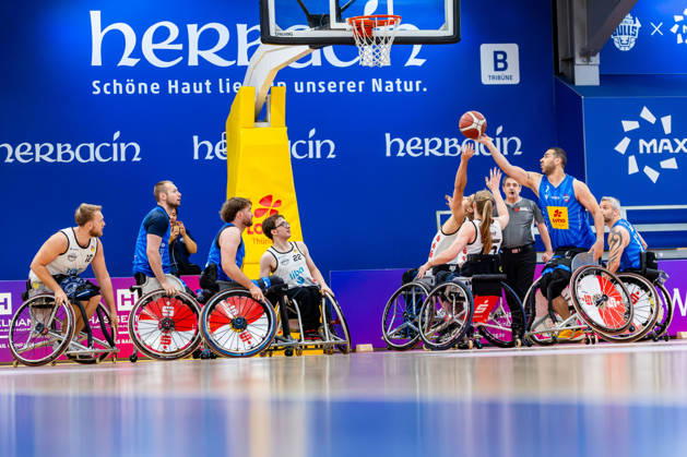 11.10.2026, GER, Rollstuhlbasketball, Maenner Frauen, Saison 26 27, Funke Cup, Hauptrunde, Thuringia Bulls - Spinto Muensterland Ilias El Bennay (Spinto Muensterland), Vahid Gholamazad (Thuringia Bulls) 99189 Elxleben Fit-In Freizeitanlage Sporthal Thueringen Deutschland