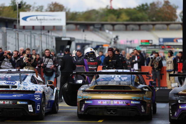 Hockenheim, Deutschland 09.- 11. Oktober 2026: Porsche Sixt Carrera Cup Deutschland - 2026 - Saisonfinale - Hockenheimring - Sonntag Rennen 2 Im Bild: Niels Langeveld (NED 10) freut sich über ueber den Sieg Hockenheimring Baden Württemberg Copyright: xFotostandx xFWMEDIAx