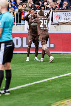 Deutschland: Fußball 2. Bundesliga 2026 27, 7. Spieltag FC St. Pauli vs Karlsruher SC Millerntor-Stadion (Hamburg St. Pauli): 1:0 für Fc St. Pauli durch Abdoulie Ceesay (FC St. Pauli, 9), Connor Metcalfe (FC St. Pauli, 24) Copyright: xStefanxTrochax