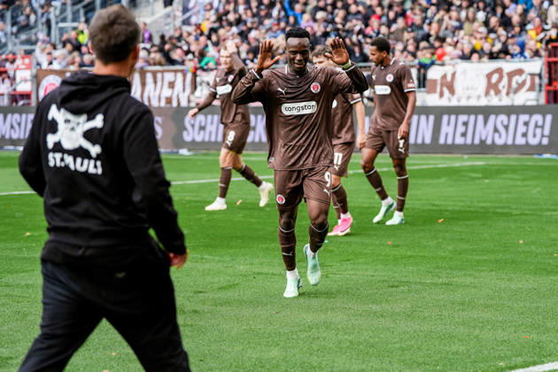 Deutschland: Fußball 2. Bundesliga 2026 27, 7. Spieltag FC St. Pauli vs Karlsruher SC Millerntor-Stadion (Hamburg St. Pauli): 1:0 für Fc St. Pauli durch Abdoulie Ceesay (FC St. Pauli, 9), Marcel Rapp (FC St. Pauli, Trainer) Copyright: xStefanxTrochax