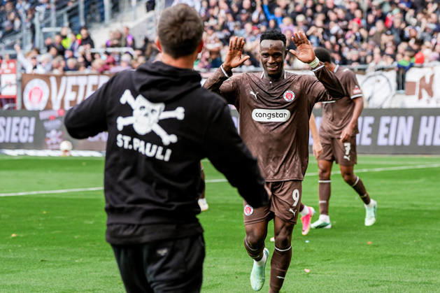 Deutschland: Fußball 2. Bundesliga 2026 27, 7. Spieltag FC St. Pauli vs Karlsruher SC Millerntor-Stadion (Hamburg St. Pauli): 1:0 für Fc St. Pauli durch Abdoulie Ceesay (FC St. Pauli, 9), Marcel Rapp (FC St. Pauli, Trainer) Copyright: xStefanxTrochax