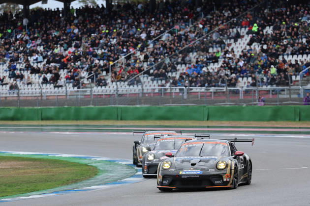 Hockenheim, Deutschland 09.- 11. Oktober 2026: Porsche Sixt Carrera Cup Deutschland - 2026 - Saisonfinale - Hockenheimring - Sonntag Rennen 2 Im Bild: Chester Kieffer (LUX 11) vor Keagan Masters (ZA 3) und Flynt Schuring (NED 12) bei voller Tribüne Tribuene Hockenheimring Baden Württemberg Copyright: xFotostandx xFWMEDIAx