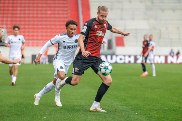 Ingolstadt, Deutschland 11. Oktober 2026: 3. Liga - 2026 2027 - 8. Spieltag - FC Ingolstadt 04 gegen SV Wehen Wiesbaden Im Bild: v. li. im Zweikampf Roberto Massimo (SVWW) und Vinko Sapina (FCI) DFB DFL regulations prohibit any use of photographs as image sequences and or quasi-video Copyright: xFotostandx xSchäferx