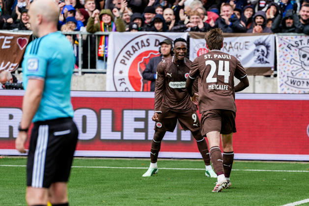 Deutschland: Fußball 2. Bundesliga 2026 27, 7. Spieltag FC St. Pauli vs Karlsruher SC Millerntor-Stadion (Hamburg St. Pauli): 1:0 für Fc St. Pauli durch Abdoulie Ceesay (FC St. Pauli, 9), Connor Metcalfe (FC St. Pauli, 24) Copyright: xStefanxTrochax