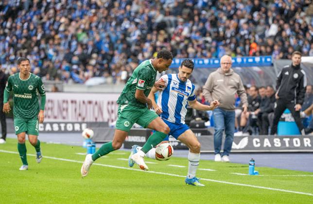 Fussball, Herren, Saison 2026 2027, 2. Bundesliga (7. Spieltag), Hertha BSC - SpVgg Greuther Fürth, v. l. Sacha Banse (Greuther Fürth), Josip Brekalo (Hertha BSC), 11.10.2026, Copyright: xMatthiasxKochx