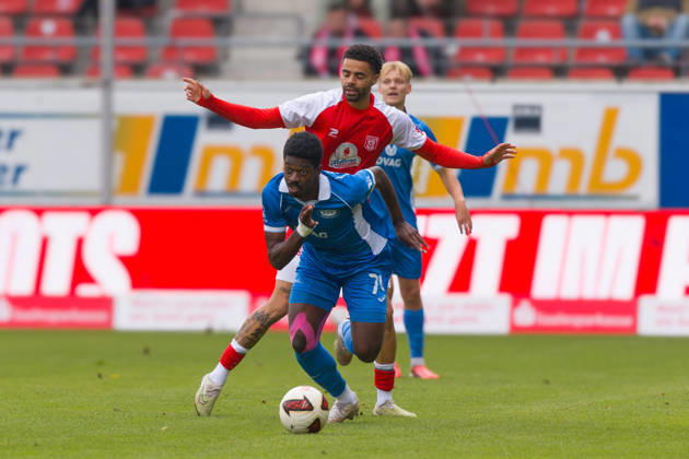 Nathanael Kukanda (RSV, 74), Stanley Ratifo (HFC, 30), Hallescher FC vs. RSV Eintracht 1949, Fussball, Regionalliga Nordost, 12. Spieltag, Saison 2026 27, 11.10.2026 Halle Leuna Chemie Stadion ST Deutschland