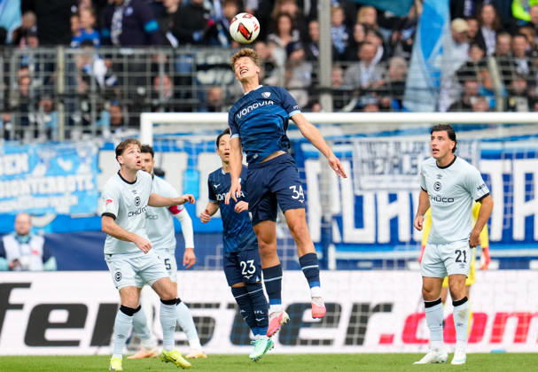 Tom Meyer (VfL Bochum 1848, 34) koepft den Ball. GER, VfL Bochum 1848 vs DSC Arminia Bielefeld, 2. Bundesliga, 7. Spieltag, Saison 2026-27, Vonovia Ruhrstadion, Bochum, 11.10.2026 DFL REGULATIONS PROHIBIT ANY USE OF PHOTOGRAPHS AS IMAGE SEQUENCES AND OR QUASI-VIDEO VfL Bochum 1848 vs DSC Arminia Bielefeld, 2. Bundesliga, 7. Spieltag, Saison 2026-27, 11.10.2026 Bochum Copyright: xEibner-Pressefoto ScottxColemanx EP_SCN