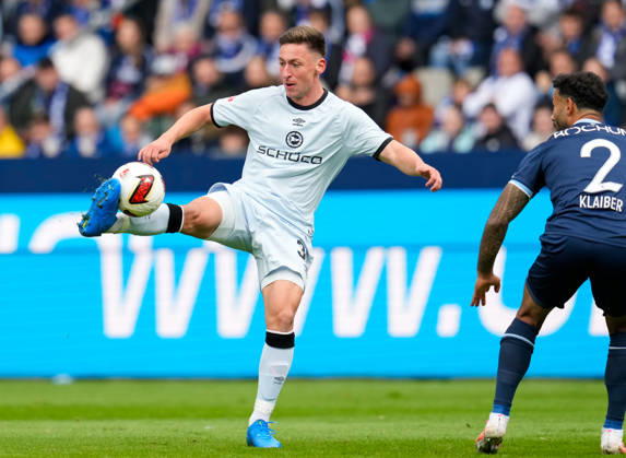 Marius Woerl (DSC Arminia Bielefeld, 38) kontrolliert den Ball. GER, VfL Bochum 1848 vs DSC Arminia Bielefeld, 2. Bundesliga, 7. Spieltag, Saison 2026-27, Vonovia Ruhrstadion, Bochum, 11.10.2026 DFL REGULATIONS PROHIBIT ANY USE OF PHOTOGRAPHS AS IMAGE SEQUENCES AND OR QUASI-VIDEO VfL Bochum 1848 vs DSC Arminia Bielefeld, 2. Bundesliga, 7. Spieltag, Saison 2026-27, 11.10.2026 Bochum Copyright: xEibner-Pressefoto ScottxColemanx EP_SCN