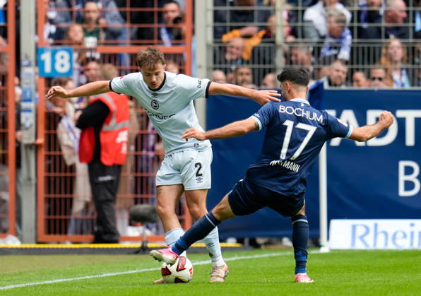 Felix Hagmann (DSC Arminia Bielefeld, 2) im Zweikampf mit Gerrit Holtmann (VfL Bochum 1848, 17). GER, VfL Bochum 1848 vs DSC Arminia Bielefeld, 2. Bundesliga, 7. Spieltag, Saison 2026-27, Vonovia Ruhrstadion, Bochum, 11.10.2026 DFL REGULATIONS PROHIBIT ANY USE OF PHOTOGRAPHS AS IMAGE SEQUENCES AND OR QUASI-VIDEO VfL Bochum 1848 vs DSC Arminia Bielefeld, 2. Bundesliga, 7. Spieltag, Saison 2026-27, 11.10.2026 Bochum Copyright: xEibner-Pressefoto ScottxColemanx EP_SCN