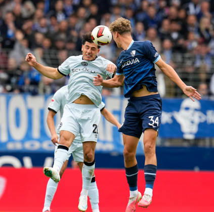 Stefano Russo (DSC Arminia Bielefeld, 21) springt zum Kopfball im Zweikampf gegen Tom Meyer (VfL Bochum 1848, 34). GER, VfL Bochum 1848 vs DSC Arminia Bielefeld, 2. Bundesliga, 7. Spieltag, Saison 2026-27, Vonovia Ruhrstadion, Bochum, 11.10.2026 DFL REGULATIONS PROHIBIT ANY USE OF PHOTOGRAPHS AS IMAGE SEQUENCES AND OR QUASI-VIDEO VfL Bochum 1848 vs DSC Arminia Bielefeld, 2. Bundesliga, 7. Spieltag, Saison 2026-27, 11.10.2026 Bochum Copyright: xEibner-Pressefoto ScottxColemanx EP_SCN