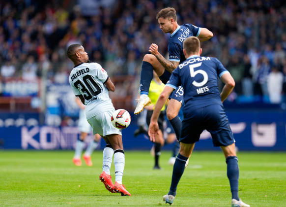 Michael Steinwender (VfL Bochum 1848, 15) kontrolliert den ball gegen Isaiah Young (DSC Arminia Bielefeld, 30) GER, VfL Bochum 1848 vs DSC Arminia Bielefeld, 2. Bundesliga, 7. Spieltag, Saison 2026-27, Vonovia Ruhrstadion, Bochum, 11.10.2026 DFL REGULATIONS PROHIBIT ANY USE OF PHOTOGRAPHS AS IMAGE SEQUENCES AND OR QUASI-VIDEO VfL Bochum 1848 vs DSC Arminia Bielefeld, 2. Bundesliga, 7. Spieltag, Saison 2026-27, 11.10.2026 Bochum Copyright: xEibner-Pressefoto ScottxColemanx EP_SCN