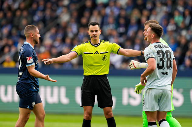 Schiedsrichter Konrad Oldhafer diskutiert mit Maximilian Wittek (VfL Bochum 1848, 32) und Marius Woerl (DSC Arminia Bielefeld, 38) nach einem Koerperkontakt. GER, VfL Bochum 1848 vs DSC Arminia Bielefeld, 2. Bundesliga, 7. Spieltag, Saison 2026-27, Vonovia Ruhrstadion, Bochum, 11.10.2026 DFL REGULATIONS PROHIBIT ANY USE OF PHOTOGRAPHS AS IMAGE SEQUENCES AND OR QUASI-VIDEO VfL Bochum 1848 vs DSC Arminia Bielefeld, 2. Bundesliga, 7. Spieltag, Saison 2026-27, 11.10.2026 Bochum Copyright: xEibner-Pressefoto ScottxColemanx EP_SCN