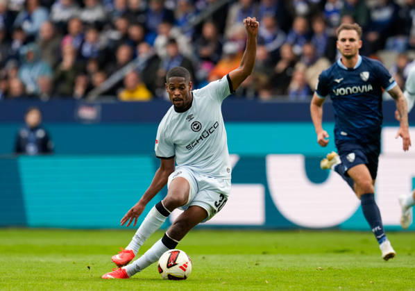 Isaiah Young (DSC Arminia Bielefeld, 30) schiesst den Ball. GER, VfL Bochum 1848 vs DSC Arminia Bielefeld, 2. Bundesliga, 7. Spieltag, Saison 2026-27, Vonovia Ruhrstadion, Bochum, 11.10.2026 DFL REGULATIONS PROHIBIT ANY USE OF PHOTOGRAPHS AS IMAGE SEQUENCES AND OR QUASI-VIDEO VfL Bochum 1848 vs DSC Arminia Bielefeld, 2. Bundesliga, 7. Spieltag, Saison 2026-27, 11.10.2026 Bochum Copyright: xEibner-Pressefoto ScottxColemanx EP_SCN
