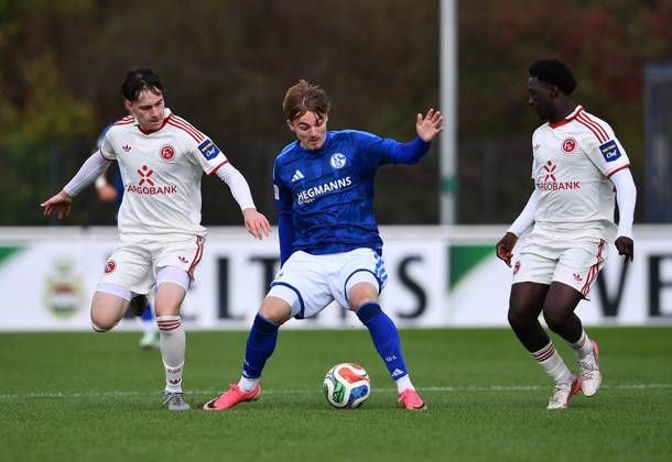 Schalke 04 U19 - Fortuna Düsseldorf U19 ** NUR FÜR REDAKTIONELLE ZWECKE ** EDITORIAL USE ONLY **<p>Fußball U19 DFB-Nachwuchsliga - Vorrunde Gruppe H 7.SPIELTAG: Schalke 04 U19 - Fortuna Düsseldorf U19 am 11.10.2026 im Parkstadion in Gelsenkirchen Ivan Melesh ( Fortuna Düsseldorf U19 ), links - Rafael Czulak ( Schalke 04 U19 ), mitte - Adnane Tchatakpara ( Fortuna Düsseldorf U19 ), rechts Deutschland Nordrhein-Westfalen Gelsenkirchen Copyright: ThorstenxTillmann