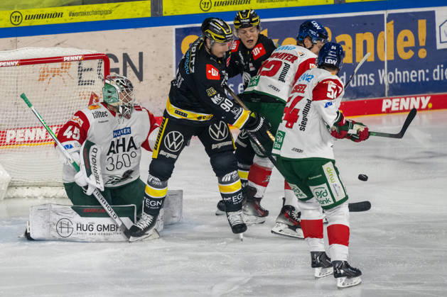 Gedraenge vor dem Tor von Tobias Ancicka (Augsburger Panther, 45). Krefeld Pinguine vs. Augsburger Panther, Eishockey, Penny DEL, 08. Spieltag, Saison 2026 2027, 11.10.2026 Krefeld Pinguine vs. Augsburger Panther, Eishockey, Penny DEL, 08. Spieltag, Saison 2026 2027, 11.10.2026 Krefeld Copyright: xEibner-Pressefoto ThomasxHaeslerx EP_THR