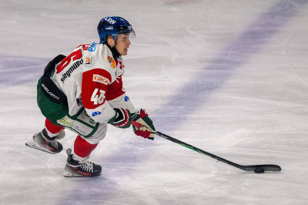 Moritz Elias (Augsburger Panther, 46) faehrt alleine auf das Krefelder Tor zu. Krefeld Pinguine vs. Augsburger Panther, Eishockey, Penny DEL, 08. Spieltag, Saison 2026 2027, 11.10.2026 Krefeld Pinguine vs. Augsburger Panther, Eishockey, Penny DEL, 08. Spieltag, Saison 2026 2027, 11.10.2026 Krefeld Copyright: xEibner-Pressefoto ThomasxHaeslerx EP_THR