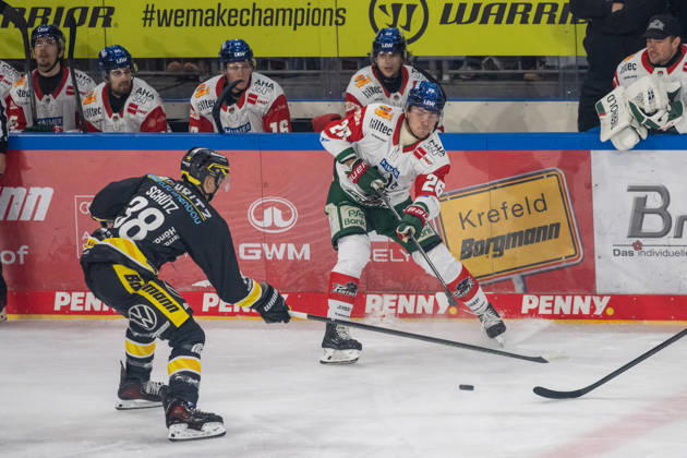 Zweikampf zwischen Tim Schuetz (Krefeld Pinguine, 38) und Alexander Blank (Augsburger Panther, 26). Krefeld Pinguine vs. Augsburger Panther, Eishockey, Penny DEL, 08. Spieltag, Saison 2026 2027, 11.10.2026 Krefeld Pinguine vs. Augsburger Panther, Eishockey, Penny DEL, 08. Spieltag, Saison 2026 2027, 11.10.2026 Krefeld Copyright: xEibner-Pressefoto ThomasxHaeslerx EP_THR