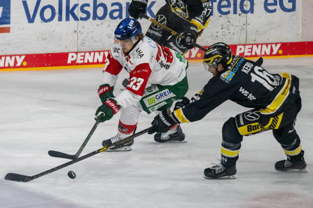Zweikampf zwischen Tim Wolgemuth (Augsburger Panther, 33) und Tanner Kero (Krefeld Pinguine, 16). Krefeld Pinguine vs. Augsburger Panther, Eishockey, Penny DEL, 08. Spieltag, Saison 2026 2027, 11.10.2026 Krefeld Pinguine vs. Augsburger Panther, Eishockey, Penny DEL, 08. Spieltag, Saison 2026 2027, 11.10.2026 Krefeld Copyright: xEibner-Pressefoto ThomasxHaeslerx EP_THR
