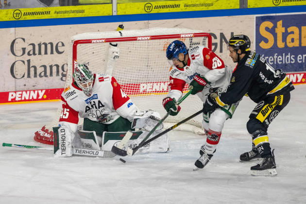 Zweikampf zwischen Fabrizio Pilu (Augsburger Panther, 68) und Tanner Kero (Krefeld Pinguine, 16) vor dem Tor von Tobias Ancicka (Augsburger Panther, 45). Krefeld Pinguine vs. Augsburger Panther, Eishockey, Penny DEL, 08. Spieltag, Saison 2026 2027, 11.10.2026 Krefeld Pinguine vs. Augsburger Panther, Eishockey, Penny DEL, 08. Spieltag, Saison 2026 2027, 11.10.2026 Krefeld Copyright: xEibner-Pressefoto ThomasxHaeslerx EP_THR
