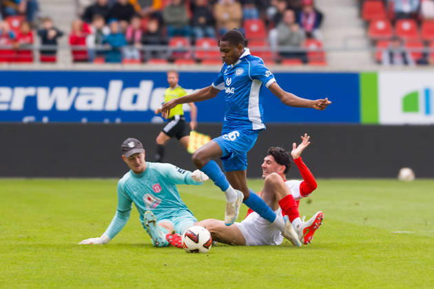 Torwart Luca Bendel (HFC, 32) und Burim Halili (HFC, 5) stoppen Ali Kasola (RSV, 66), Hallescher FC vs. RSV Eintracht 1949, Fussball, Regionalliga Nordost, 12. Spieltag, Saison 2026 27, 11.10.2026 Halle Leuna Chemie Stadion ST Deutschland