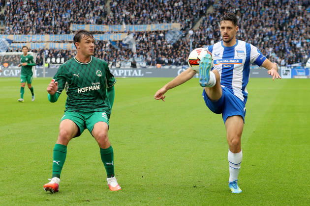 11.10.2026, xtgx, Fussball 2.Bundesliga, Hertha BSC Berlin - SpVgg Greuther Fuerth v.l. Lukas Reich (Greuther Fürth Fuerth) Josip Brekalo (Hertha BSC Berlin) Zweikampf, Aktion, action, battle for the ball (DFL DFB REGULATIONS PROHIBIT ANY USE OF PHOTOGRAPHS as IMAGE SEQUENCES and or QUASI-VIDEO) Berlin