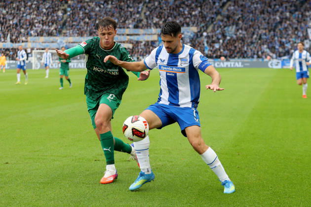 11.10.2026, xtgx, Fussball 2.Bundesliga, Hertha BSC Berlin - SpVgg Greuther Fuerth v.l. Lukas Reich (Greuther Fürth Fuerth) Josip Brekalo (Hertha BSC Berlin) Zweikampf, Aktion, action, battle for the ball (DFL DFB REGULATIONS PROHIBIT ANY USE OF PHOTOGRAPHS as IMAGE SEQUENCES and or QUASI-VIDEO) Berlin