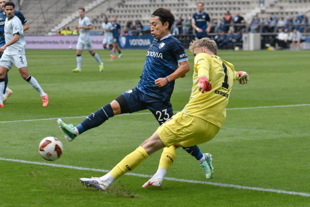 v. li. im Zweikampf Koji Miyoshi (Bochum 23) Jonas Kersken (Bielefeld 1) 11.10.2026 ¢ Fussball ¢ VfL Bochum vs DSC Arminia Bielefeld, Vonovia Ruhrstadion, Bochum, DFB DFL REGULATIONS PROHIBIT ANY USE OF PHOTOGRAPHS AS IMAGE SEQUENCES AND OR QUASI-VIDEO NRW Germany