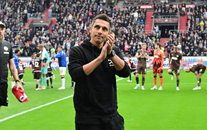11.10.2026,GER Fußball, Männer, 2.BL, Spieltag 5, Saison 2026 2027, Hamburg, FC St. Pauli vs Karlsruher SC Trainer Marcel Rapp (Pauli) DFB DFL regulations prohibit any use of photographs as image sequences and or quasi-video) Hamburg Millerntorstadion Hamburg Deutschland Copyright: xnordphotoxGmbH xWitkex