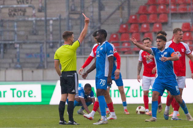 Rote Karte gegen Eliakim Kukanda (RSV, 70), Hallescher FC vs. RSV Eintracht 1949, Fussball, Regionalliga Nordost, 12. Spieltag, Saison 2026 27, 11.10.2026 Halle Leuna Chemie Stadion ST Deutschland